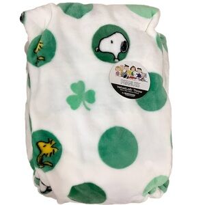 NWT PEANUTS SNOOPY ST PATRICK DAY BLANKET💚🍀